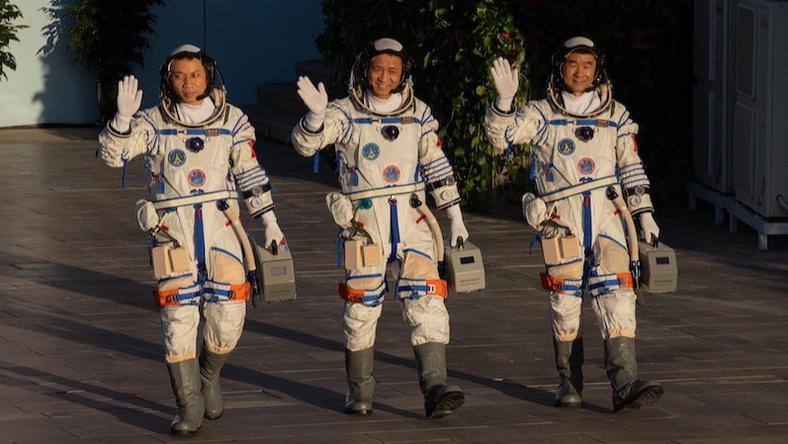 【虎嗅早报】神舟十二号航天员平安抵京,将进行隔离;苹果官网崩了,iPhone13粉色款不到3分钟被抢空